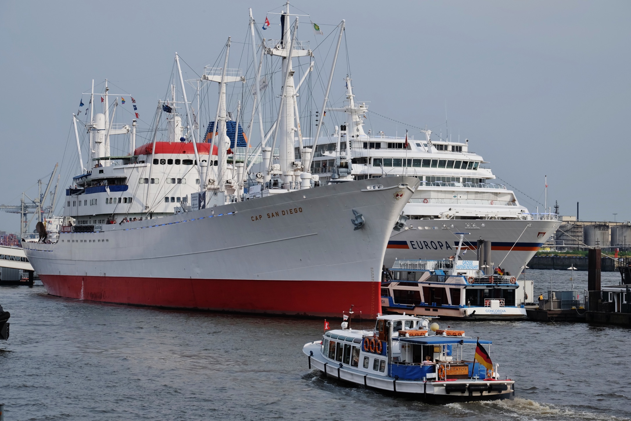 Cap San Diego und Barkasse im Hamburger Hafen
